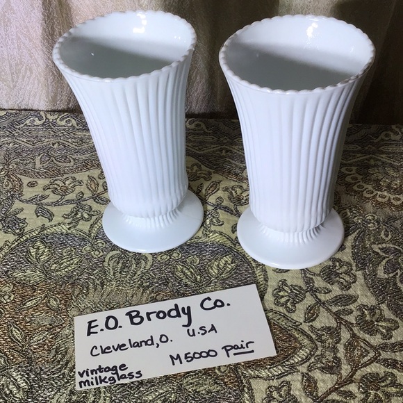 Milk Glass Vase pair EO Brody USA vintage authentic MCM decor - Picture 2 of 6